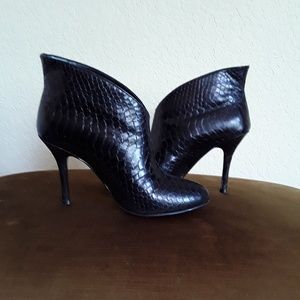 Gorgeous black Vince Camuto booties!!! ♨️